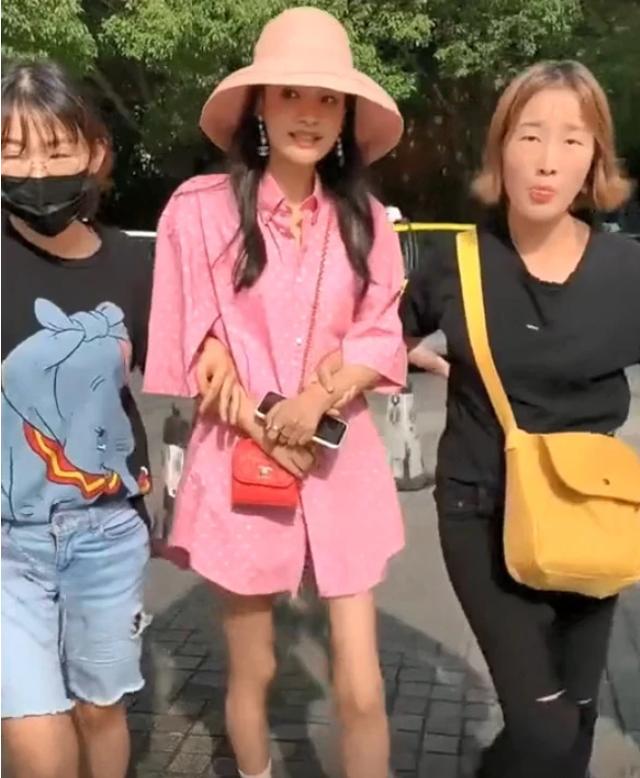 孫怡的腿有多細？路人鏡頭下的她，網友：餓我一年也瘦不成這樣