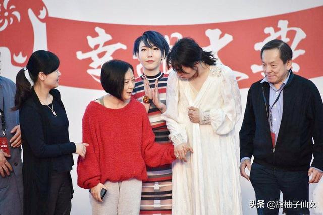 周星馳的御用配角，妻子成就範冰冰、李冰冰，兒子19歲拿影帝