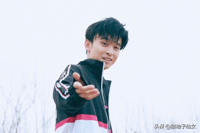 周星馳的御用配角，妻子成就範冰冰、李冰冰，兒子19歲拿影帝