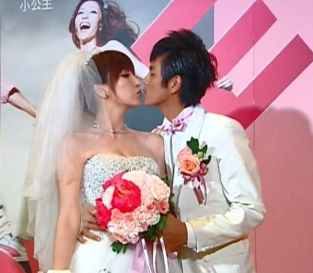 偷腥後同框！阿翔夫妻吃壽司 2小時零互動