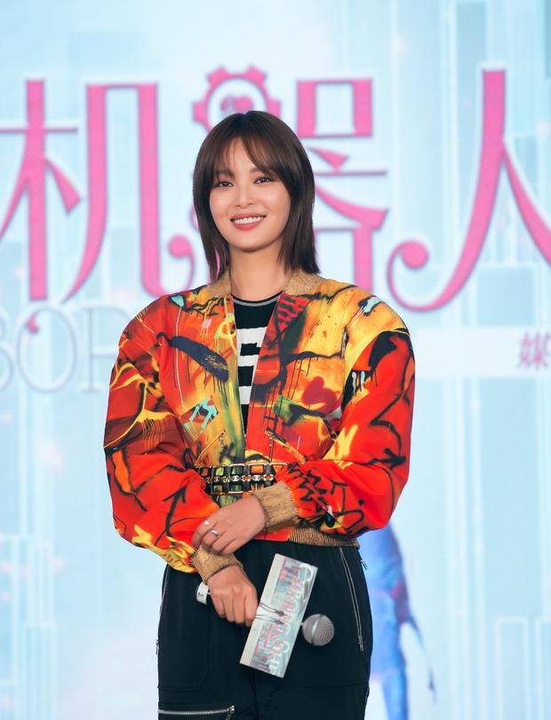辛芷蕾挑戰中國版《我的機器人女友》