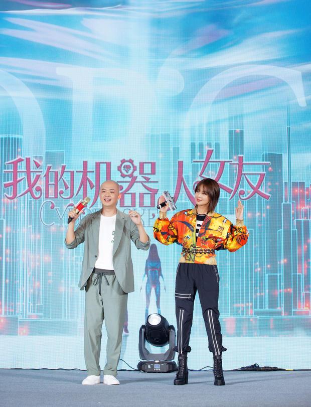 辛芷蕾挑戰中國版《我的機器人女友》