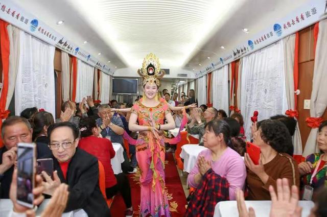 清涼一夏，中鐵蘭州局再加開6列「環西部火車游」專列