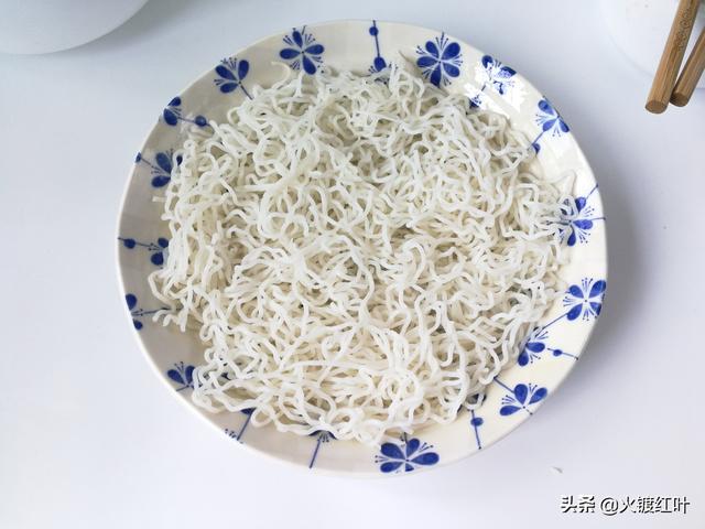番茄蒸米粉的做法，簡單易學，好吃到根本停不下來