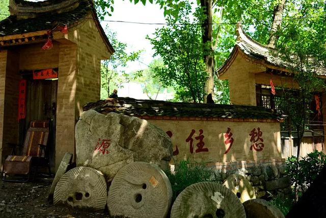 秦嶺深處藏著一片青磚瓦房，滿街豆腐乾飄香，美醉了