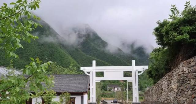 秦嶺深處藏著一片青磚瓦房，滿街豆腐乾飄香，美醉了