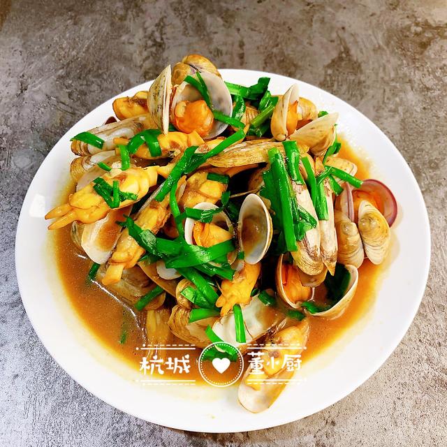 蛤蜊和蟶子一起簡單炒一下，撒把韭菜，味道還挺鮮美