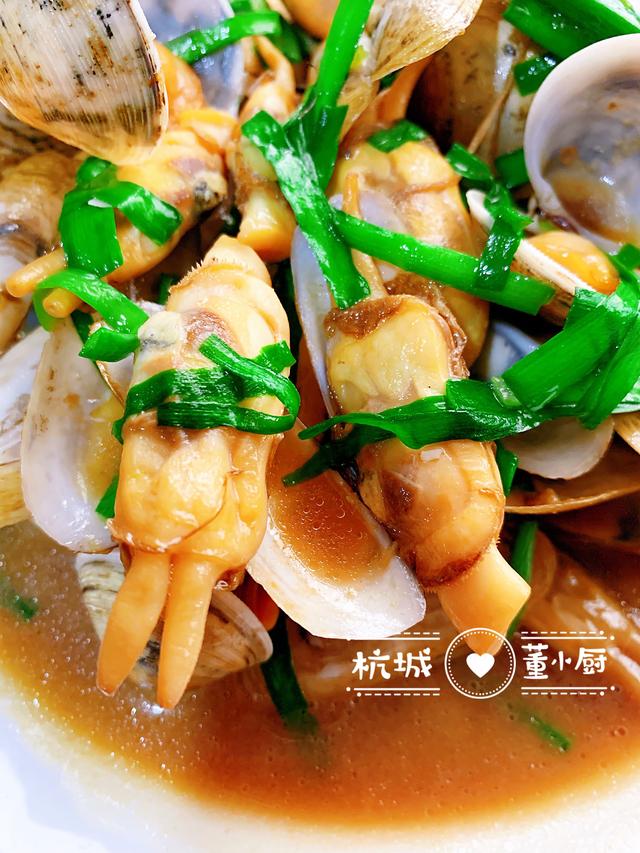 蛤蜊和蟶子一起簡單炒一下，撒把韭菜，味道還挺鮮美