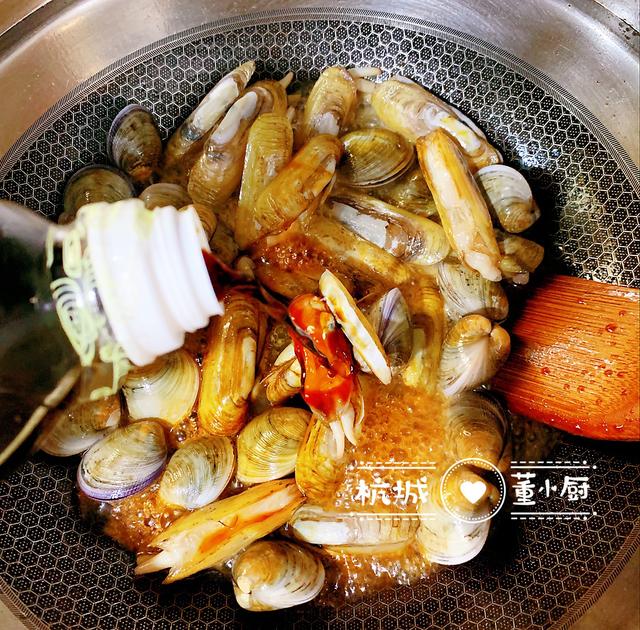 蛤蜊和蟶子一起簡單炒一下，撒把韭菜，味道還挺鮮美