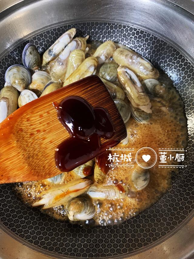 蛤蜊和蟶子一起簡單炒一下，撒把韭菜，味道還挺鮮美