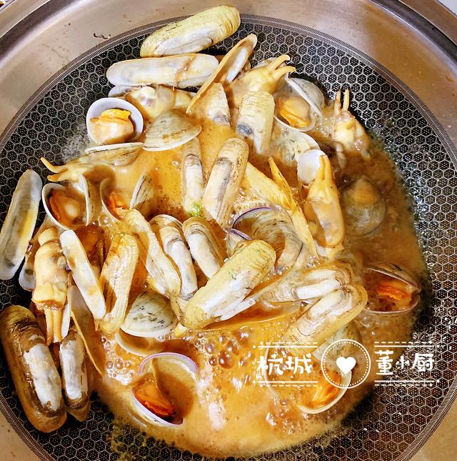 蛤蜊和蟶子一起簡單炒一下，撒把韭菜，味道還挺鮮美