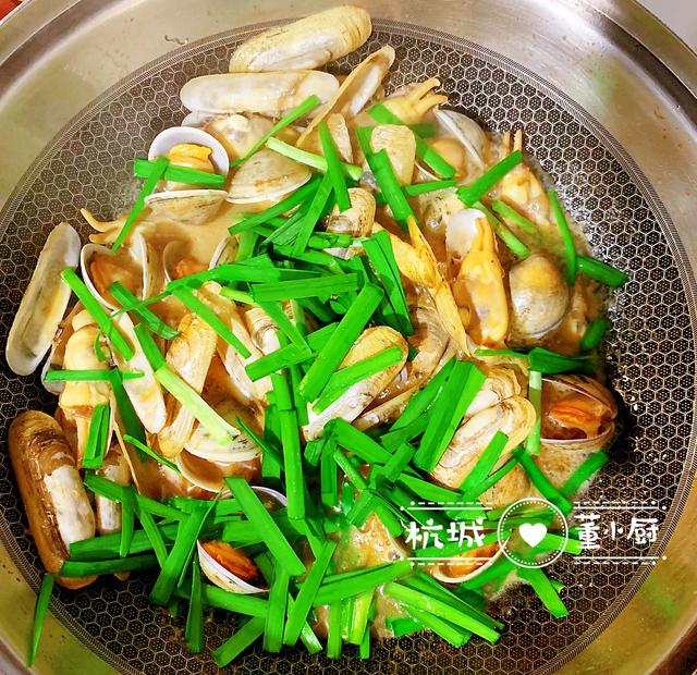 蛤蜊和蟶子一起簡單炒一下，撒把韭菜，味道還挺鮮美