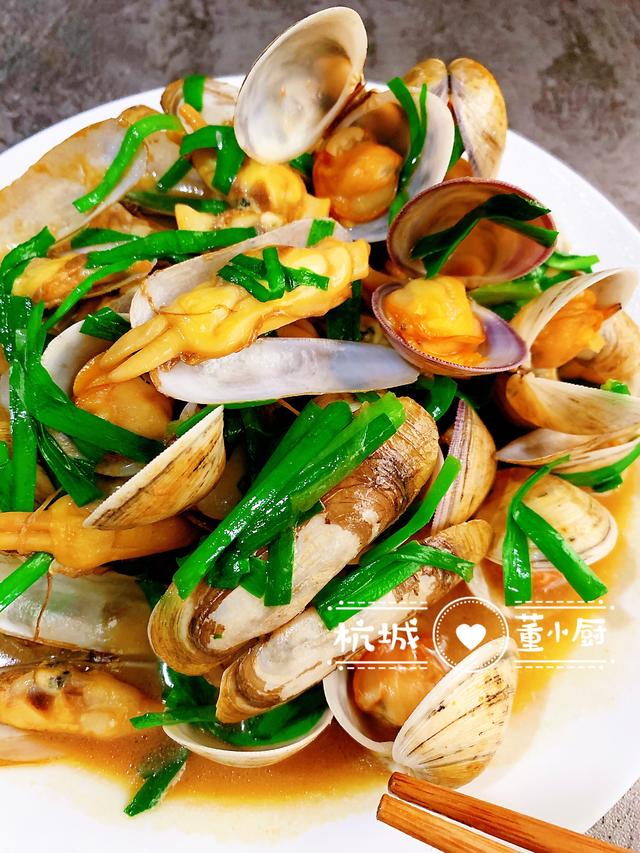 蛤蜊和蟶子一起簡單炒一下，撒把韭菜，味道還挺鮮美