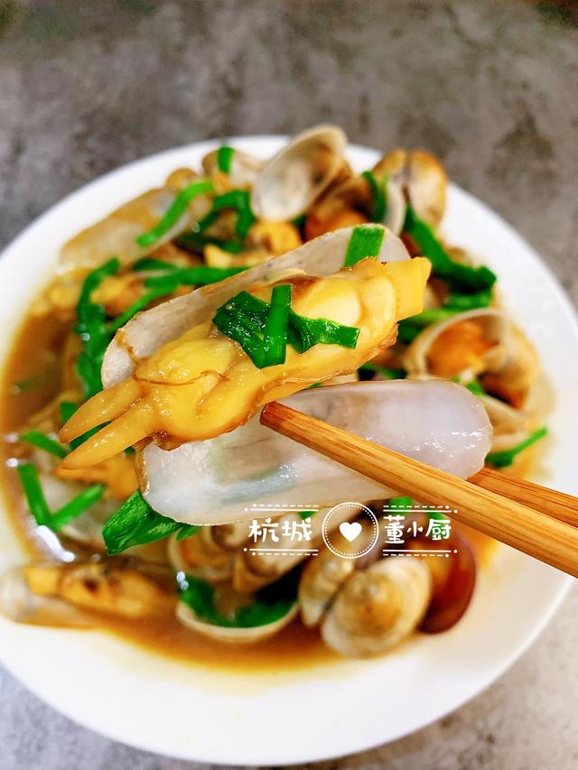蛤蜊和蟶子一起簡單炒一下，撒把韭菜，味道還挺鮮美