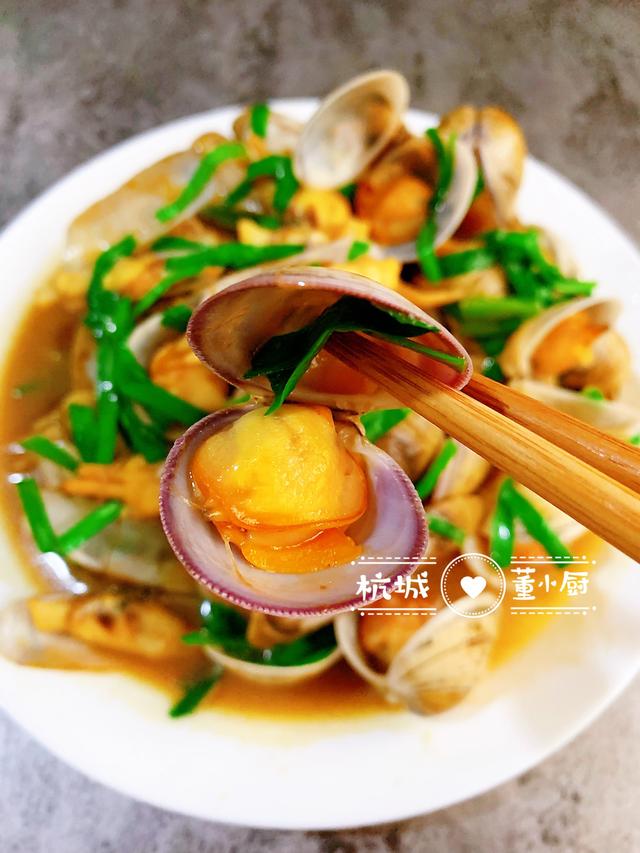 蛤蜊和蟶子一起簡單炒一下，撒把韭菜，味道還挺鮮美