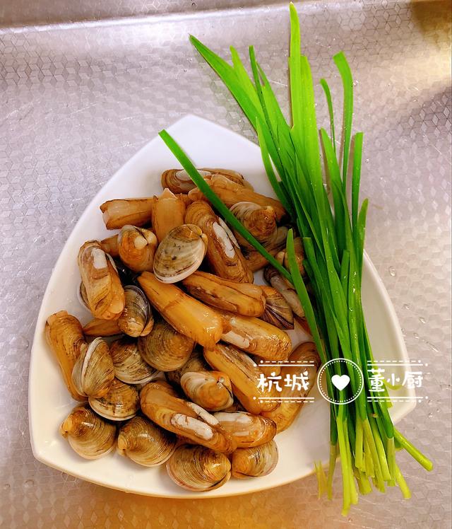 蛤蜊和蟶子一起簡單炒一下，撒把韭菜，味道還挺鮮美