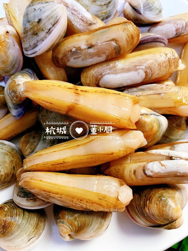 蛤蜊和蟶子一起簡單炒一下，撒把韭菜，味道還挺鮮美