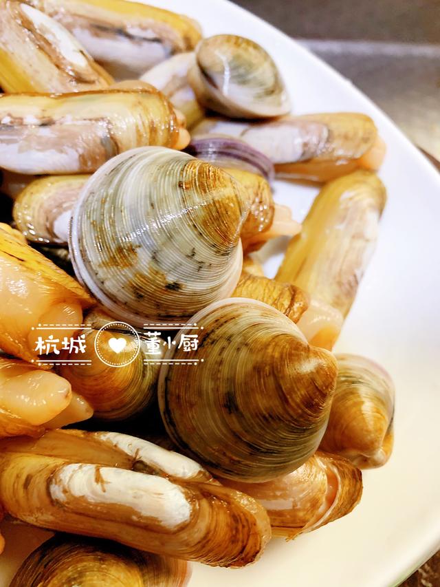 蛤蜊和蟶子一起簡單炒一下，撒把韭菜，味道還挺鮮美