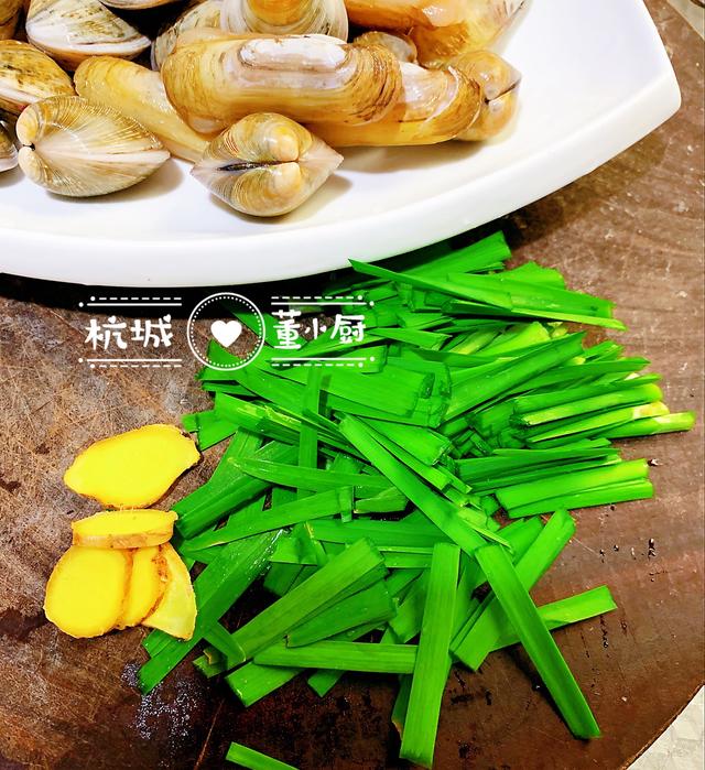 蛤蜊和蟶子一起簡單炒一下，撒把韭菜，味道還挺鮮美