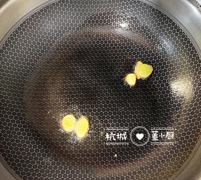 蛤蜊和蟶子一起簡單炒一下，撒把韭菜，味道還挺鮮美