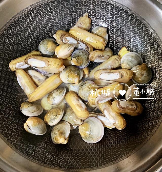 蛤蜊和蟶子一起簡單炒一下，撒把韭菜，味道還挺鮮美