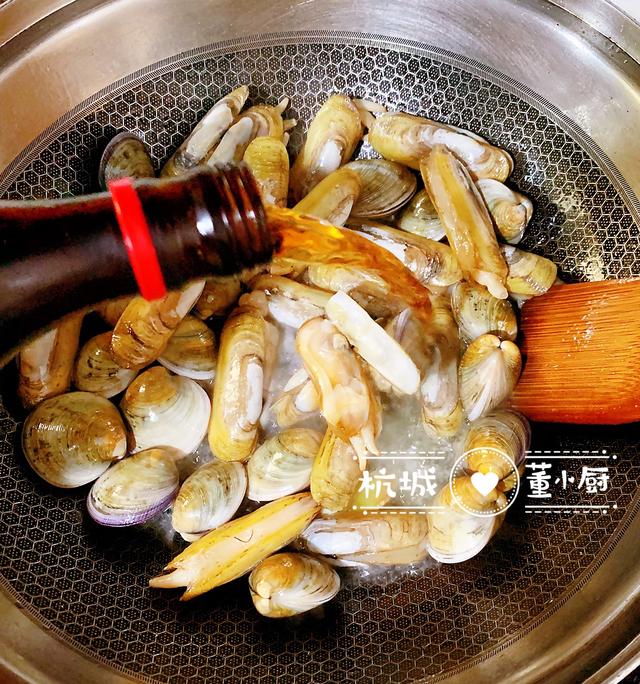 蛤蜊和蟶子一起簡單炒一下，撒把韭菜，味道還挺鮮美