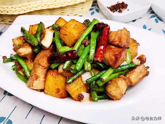 天熱胃口不佳，這菜煸著吃更美味，葷素搭配，隔三差五就做
