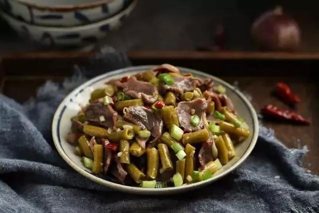 「美食一篇」夏天吃它簡直不要太開胃——酸豆角炒鴨胗‍