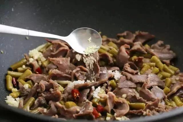 「美食一篇」夏天吃它簡直不要太開胃——酸豆角炒鴨胗‍