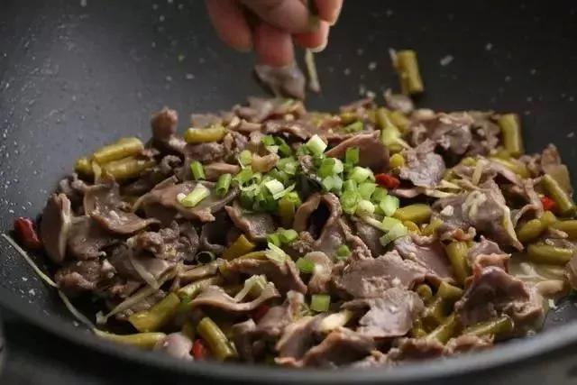 「美食一篇」夏天吃它簡直不要太開胃——酸豆角炒鴨胗‍