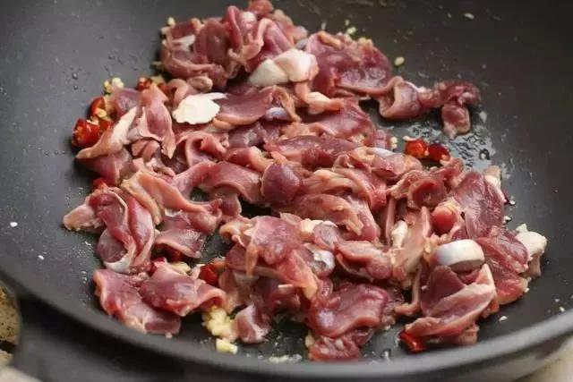 「美食一篇」夏天吃它簡直不要太開胃——酸豆角炒鴨胗‍