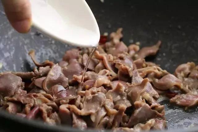 「美食一篇」夏天吃它簡直不要太開胃——酸豆角炒鴨胗‍
