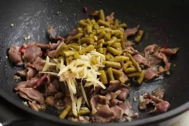 「美食一篇」夏天吃它簡直不要太開胃——酸豆角炒鴨胗‍