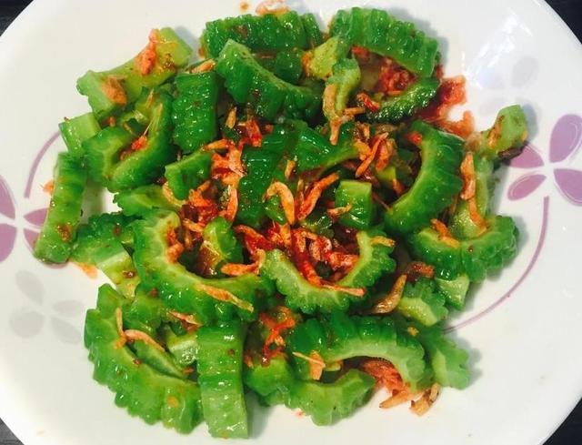 還停留在苦瓜炒蛋？苦瓜新做法，味道十分誘人，幾乎沒人吃過