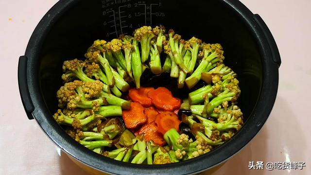 2根茄子，1個花菜，往電飯鍋里一扔，出鍋比吃肉還香，太好吃了