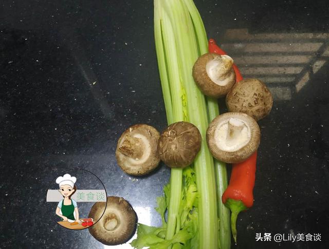 這兩樣素菜一起炒，清脆爽口，清腸利便，夏天多吃，瘦出小蠻腰