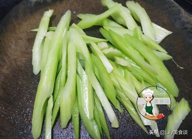 這兩樣素菜一起炒，清脆爽口，清腸利便，夏天多吃，瘦出小蠻腰