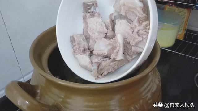夏季煲湯有講究，教你一道營養靚湯搭配，一家大小都愛喝，真美味
