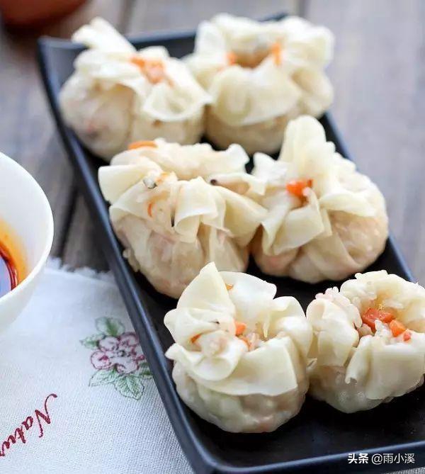剩下的餃子皮千萬別扔，能做出一頓大餐哦