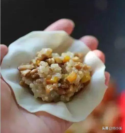 剩下的餃子皮千萬別扔，能做出一頓大餐哦