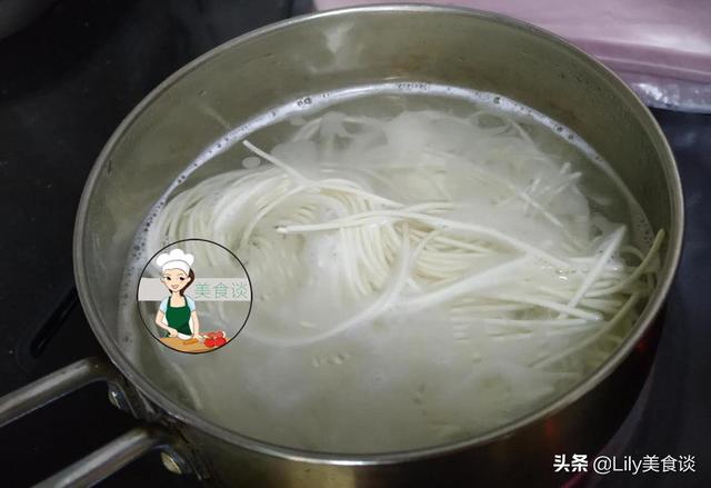 不管多熱，兒子最愛這碗面，爽滑彈牙，每次做一鍋，兒子都吃嗨了