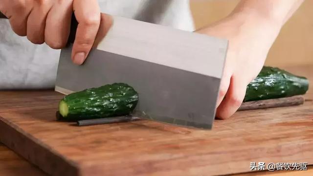 為什麼中國的廚師喜歡只用一把菜刀切菜？