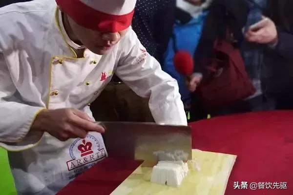 為什麼中國的廚師喜歡只用一把菜刀切菜？