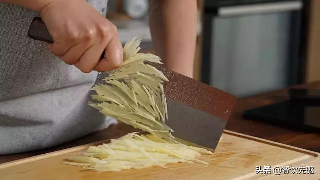 為什麼中國的廚師喜歡只用一把菜刀切菜？