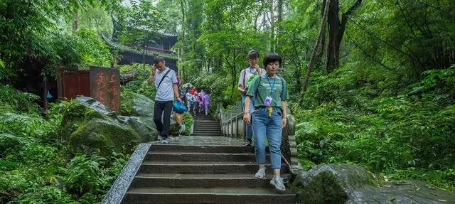 涼到這份上的峨眉山，我偏要推它一把