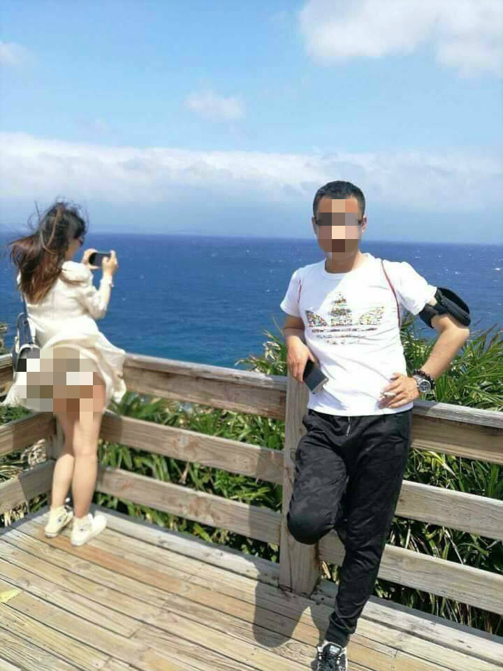 出遊拍照…意外驚見「旁邊的妹子」！網笑翻：最美海景！