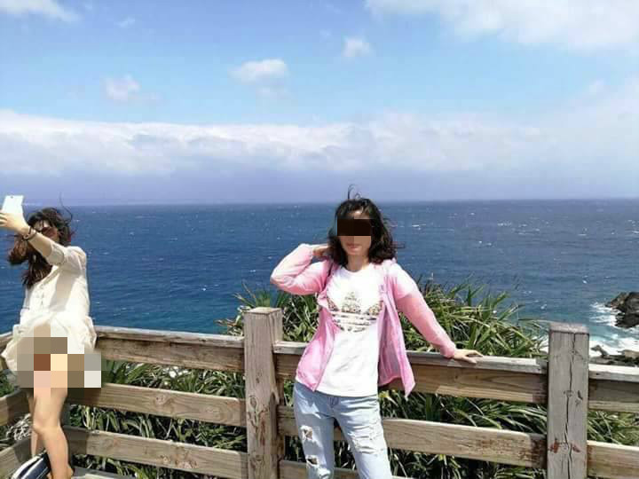 出遊拍照…意外驚見「旁邊的妹子」！網笑翻：最美海景！