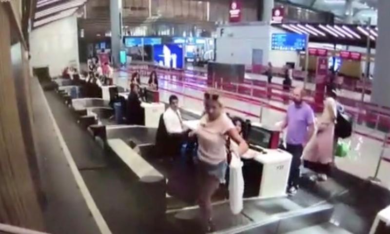 第一次搭飛機「誤認行李輸送帶是入口」　女子「跌坐過程」監視器全拍下