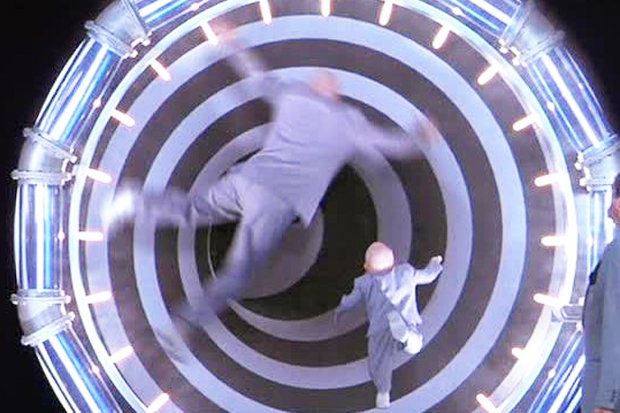 自稱是「未來人」的男子從2028年回來，警告大家他看到的一切即將實現！
