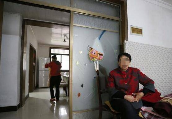 妻子難產，丈夫跪求保大人，生下孩子，醫生指指丈夫手，含淚離婚